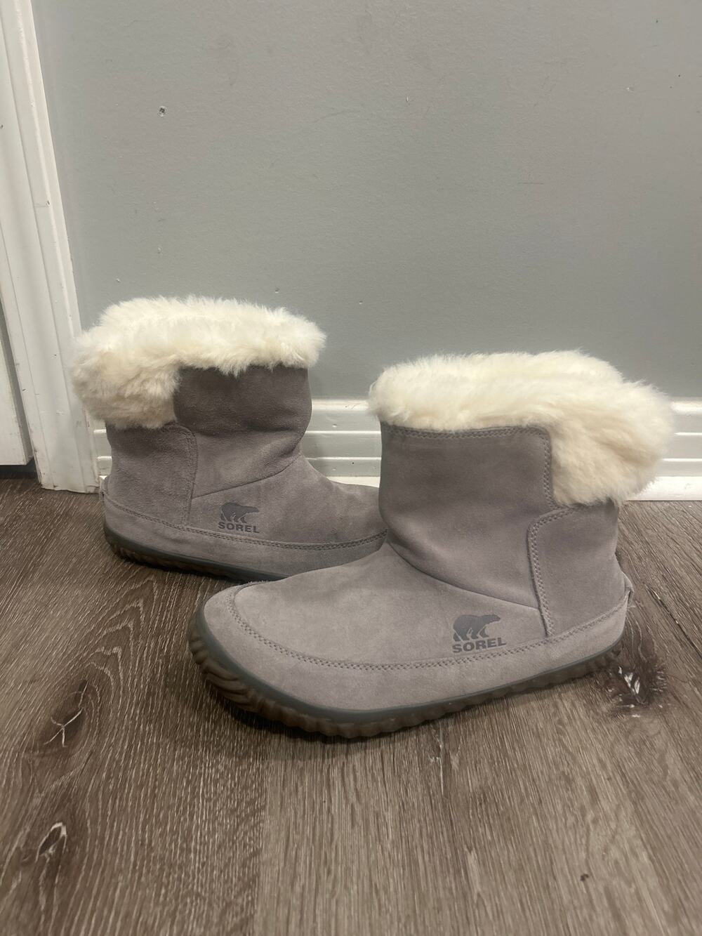 Sorel Out 'N About Cozy Gray Suede Faux Fur Booties Women's Size 8.5 GUC